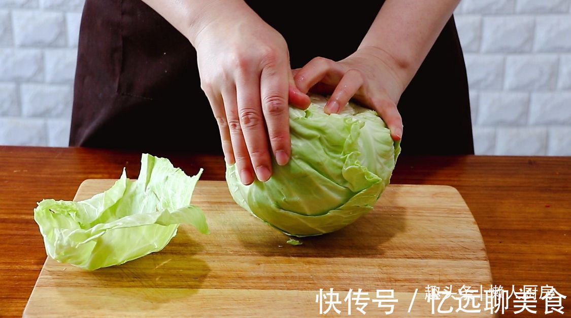 小段|夏天我家就爱这样吃包菜,1.5元一个包菜,人人都吃得起