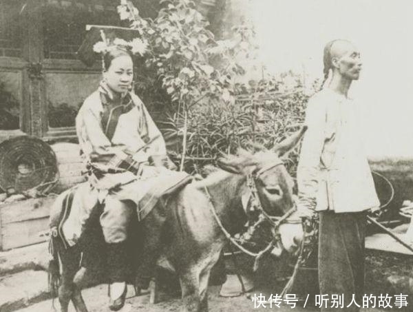 老照片|晚清老照片卖烤鸭的小贩,正妻面前胆敢坐着的小妾,图5“撸着猫”吸大烟