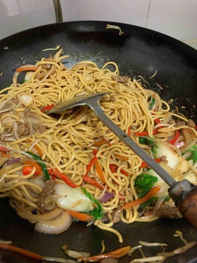 适量|在家做炒面,要是这样炒,面条更劲道,再也不粘锅