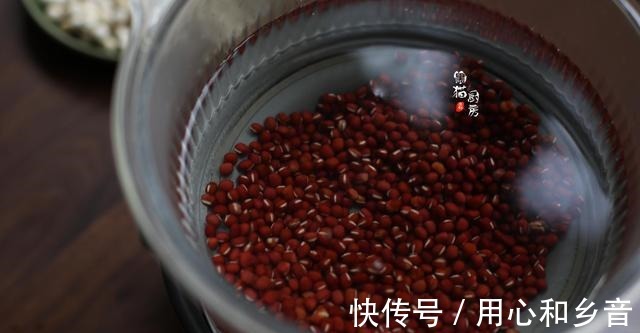 秋天干燥,遇到它别手软,多买些冷冻起来,煮糖水健脾祛燥人人爱!