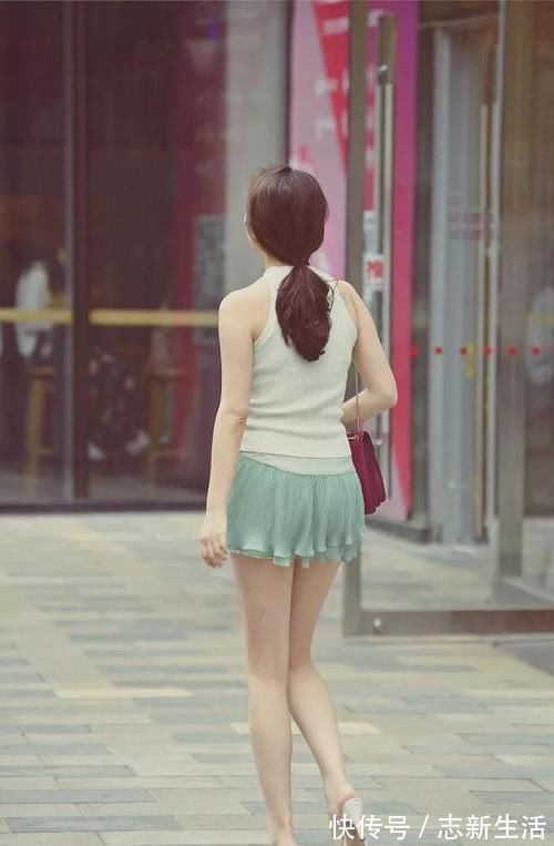 搭配 小姐姐搭配着一双黑色的尖头高跟鞋,走起路来看起来更加的成熟