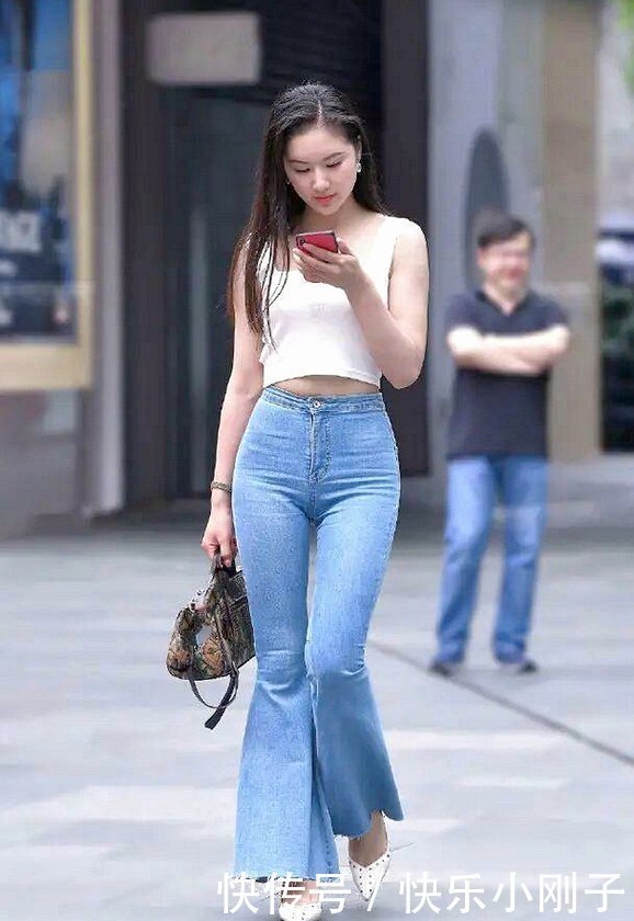  本人|身材凹凸的喇叭裤美女，我要是能背着她就好了！