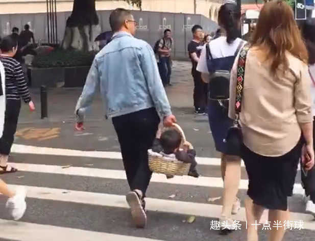 篮子|“随性奶爸”拎着娃上街火了，网友娃怕是买篮子送的吧
