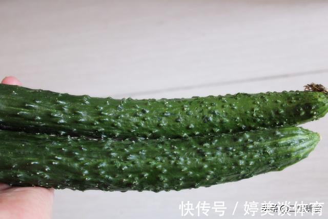 打了激素的黄瓜怎么分辨？菜农：教您一招，别再选错了