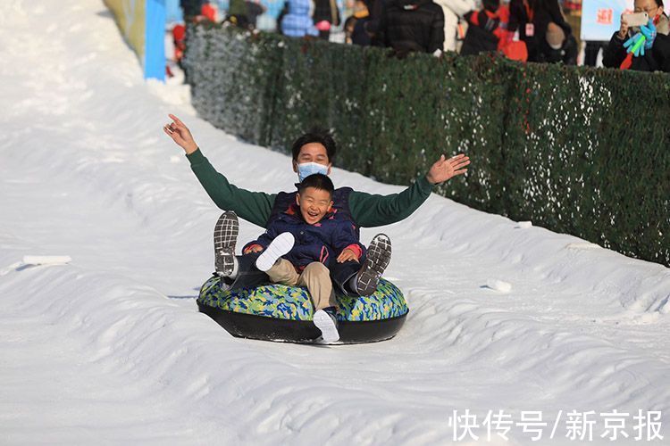 冰雪运动|新闻8点见丨北京多家公园冰场元旦开放，市民感受冰雪运动乐趣