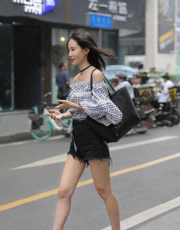 穿着 黑色短裤穿,时尚有型,走在大街上有全率回报