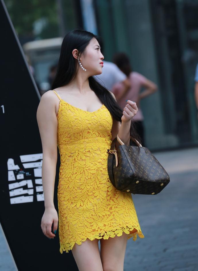 蕾丝 初秋“鲜艳”穿搭,选择“黄色”吊带裙,凸显女生的气质魅力