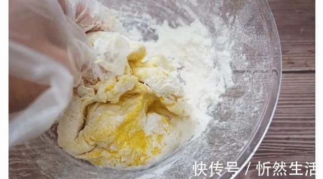 巨可爱的猪猪奶黄包,馅多超满足,闺女点100个赞