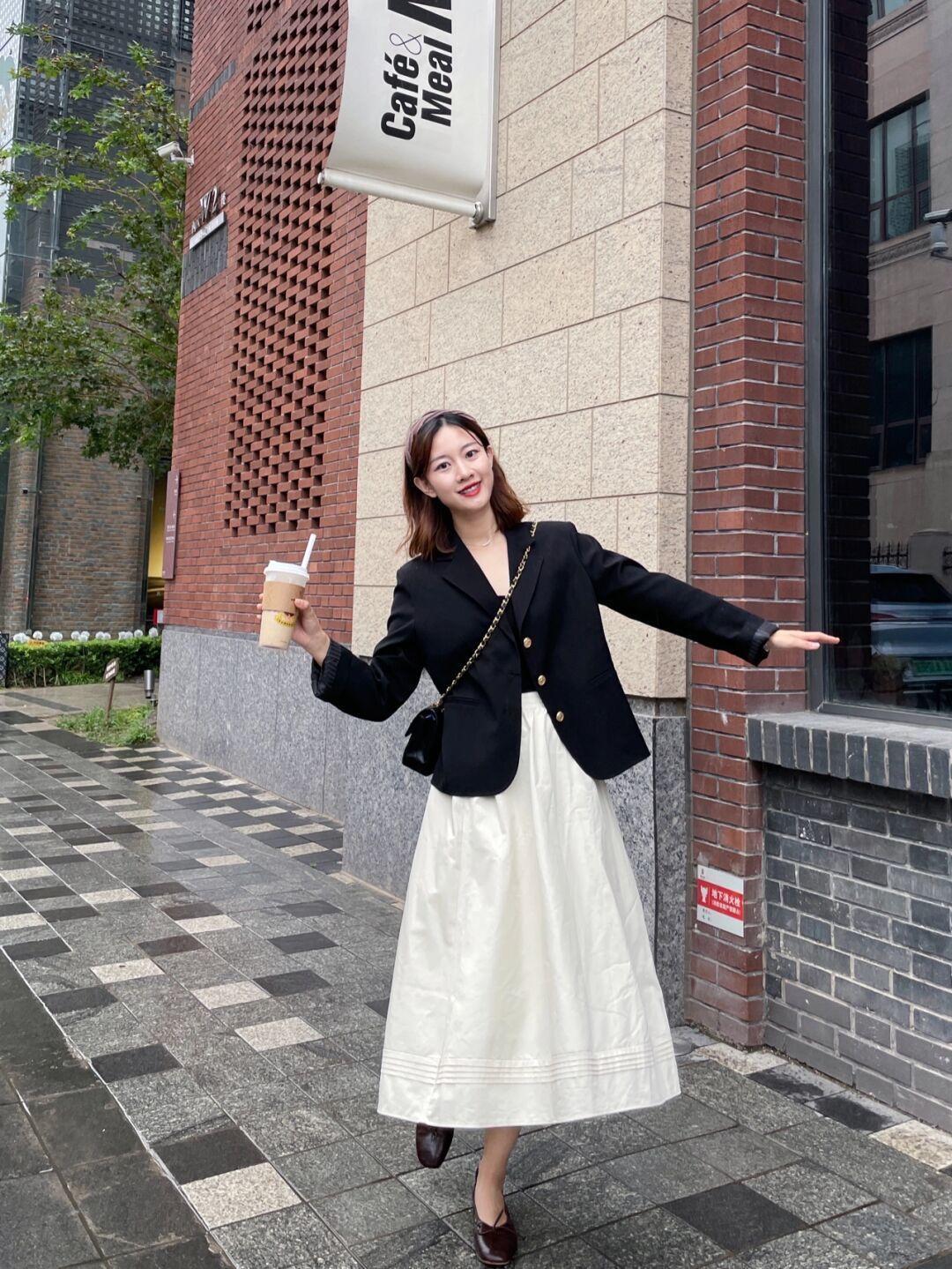 小个子|秋天就应该穿得洋气,绿色衬衫+牛仔背带裤优雅大方,超好看