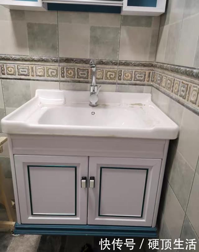 太空铝|浴室柜选橡木还是太空铝的好?比较一下才知道,还是这种更实用