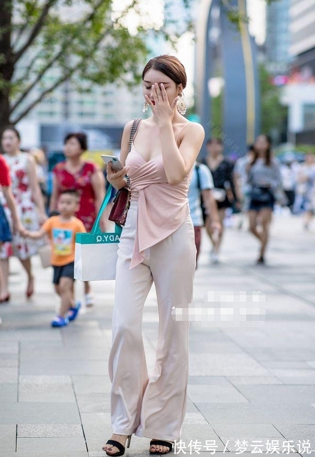 小蛮腰 姑娘黑色无袖背心凸显出纤细的腰身,凸显知性优雅