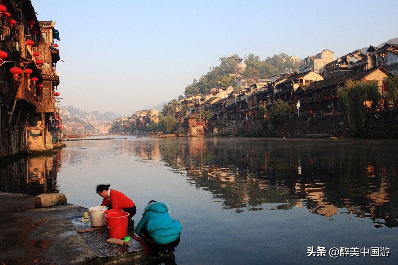 两岸|畅游沱江，江水碧绿清澈，两岸吊脚楼古朴典雅，景色别致