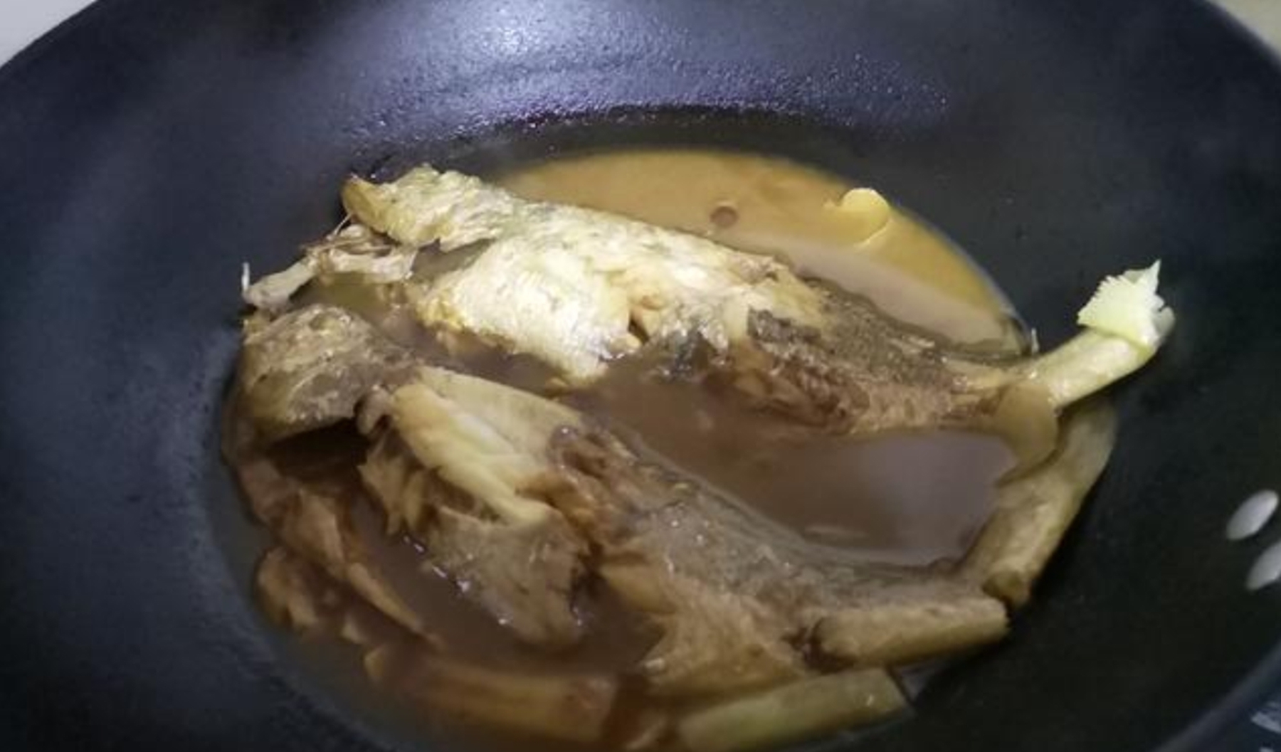 做鱼时,去腥加酒加醋是大错特错!教你最好吃做法,上桌就扫光