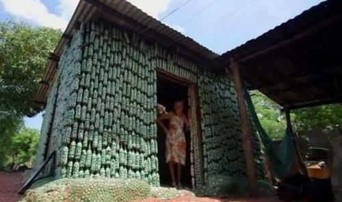 8旬奶奶住用塑料瓶建的房子 瓶盖当地板 原因让人出乎意外 快资讯
