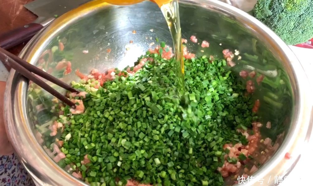 包韭菜饺子，直接拌馅是大忌，多加这1步，韭菜更翠绿，不出水