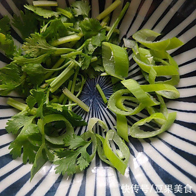 好吃到飞起的虾皮疙瘩汤，这样做0失败