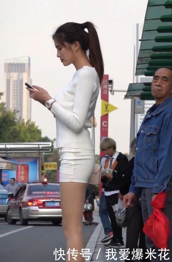待公交的时尚美女,有一种不输模特的好身材