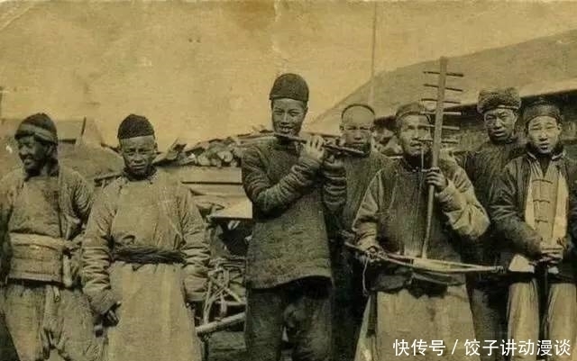 清末|清朝老照片：大臣们排队上朝，撑着花雨伞的格格真漂亮！