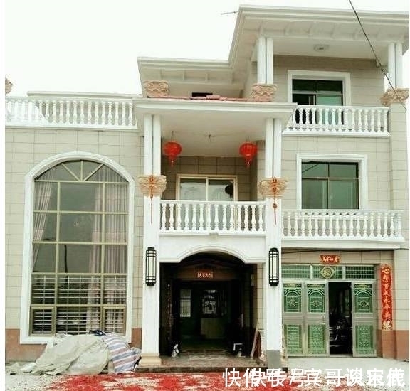 农村|农村小伙花费百万建小楼,成村里风光建筑,屋顶却成最大的败笔!