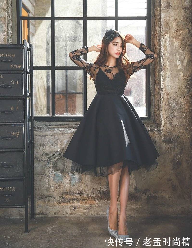 吊带连衣裙 ??经典黑色吊带连衣裙,拼接刺绣网纱外罩,高雅时尚