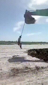 |搞笑GIF趣图哥们,拖鞋纹身不离手,辣条吃了一口又一口!