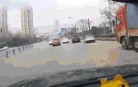 |搞笑GIF：赶紧拿纸给媳妇擦擦手啊，一点眼力都没有