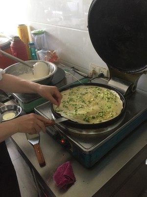 味道|卖了十几年鸡蛋饼的爷爷，做的饼又香又嫩，特好吃，味道堪称一绝