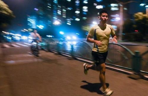 运动|山东一男子，每天坚持夜跑5公里，一年后，他得到了什么？