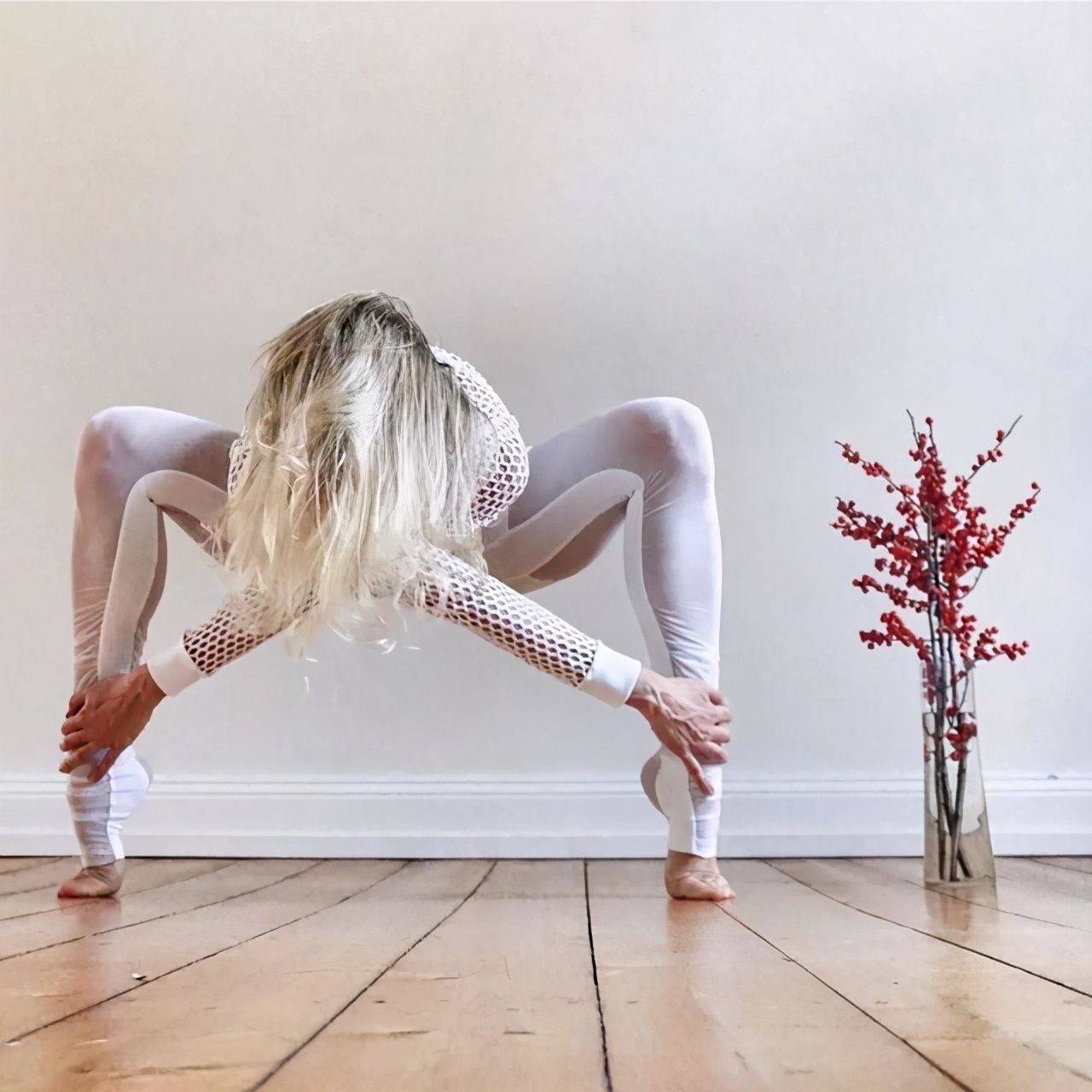 膝盖|练瑜伽分年龄吗?她30岁才开始练瑜伽,却因分享瑜伽照成世界网红