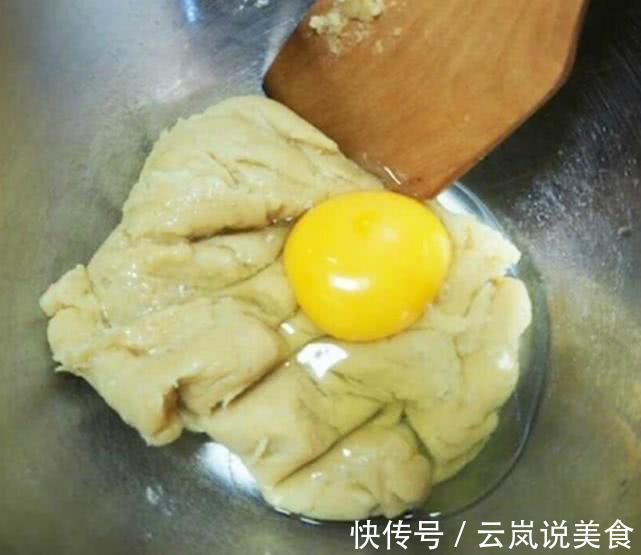 这油条成本几元钱，很多人都没见过，外酥里嫩，上桌秒光