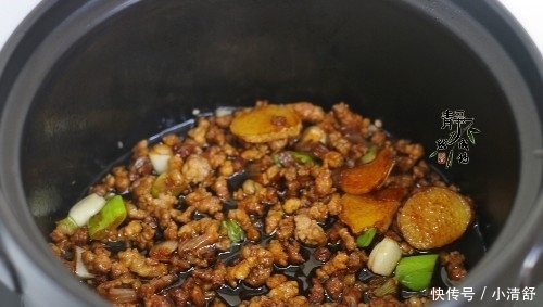 中午用2两肉炖了1锅菜，汤鲜菜香，无肉不欢的老公也抢着吃