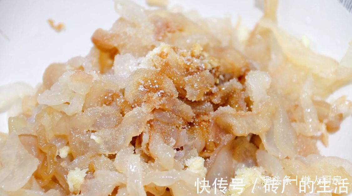 给年夜饭加道凉拌菜，爽脆可口，这样简单摆盘，看着更有食欲了