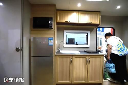 豪华|酷似高铁的房车见过吗?客厅超级大带独立儿童房,有两室一厅一卫