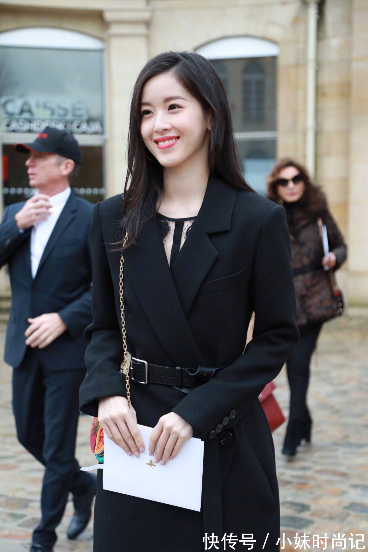 编织裙 奶茶妹妹越来越有阔太范,穿红色小香风编织裙清甜高雅,惊艳逆袭