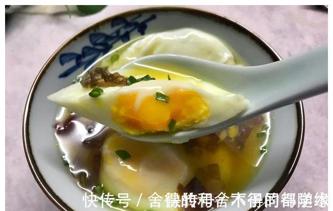 煮荷包蛋时，冷水下锅还是开水下锅？学会这三招，鸡蛋圆嫩不散