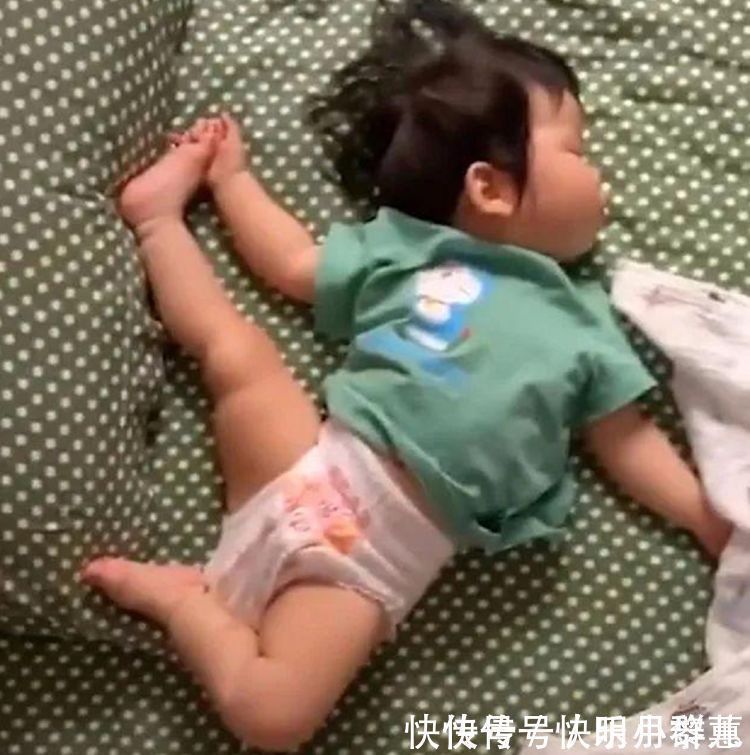 宝妈|宝宝“体操式睡姿”火了,宝妈掀开被子,网友:没一个做得了