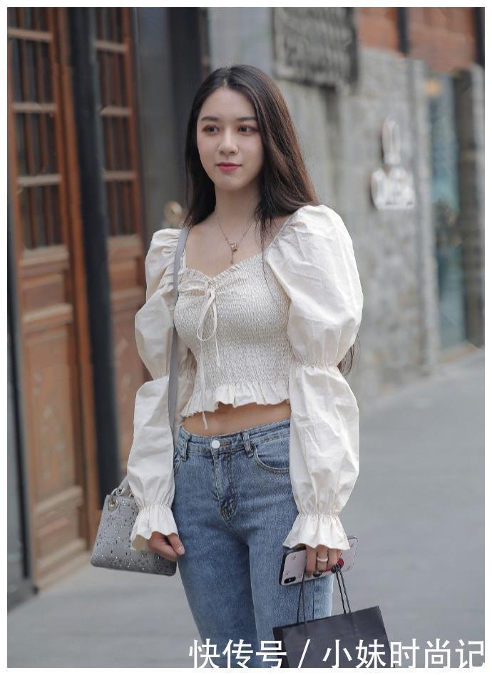 牛仔裤的个性感和清凉感, 加入了不规则的剪裁, 展现出了个性俏丽