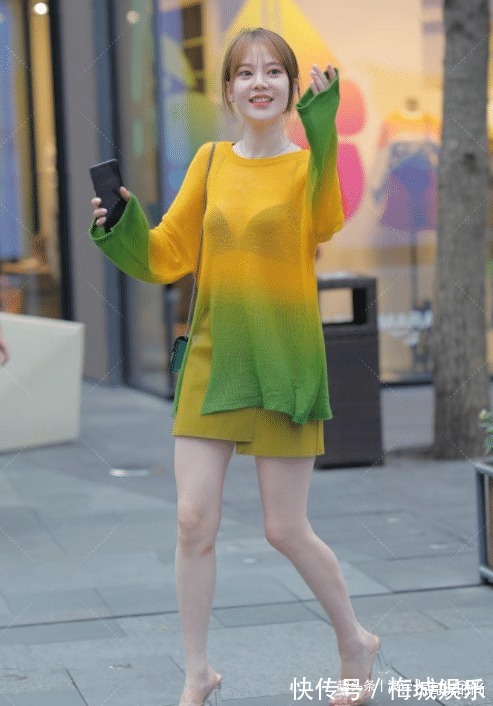 着装 美女一身渐变色的着装,时尚个性,散发出仙女的气质