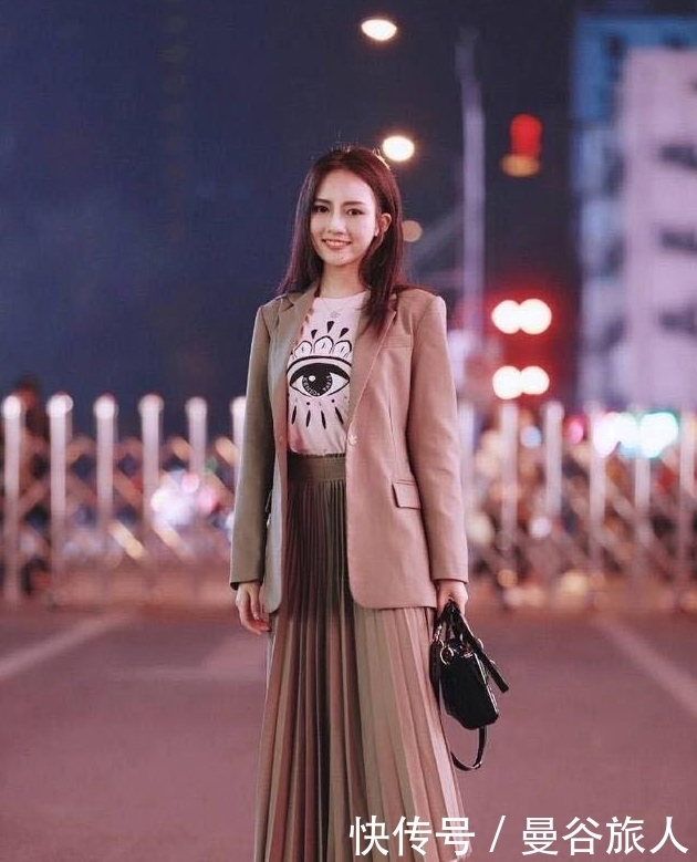 卫衣|街拍:黑色卫衣+豹纹短裙,小姐姐太会搭配了,即时尚又性感