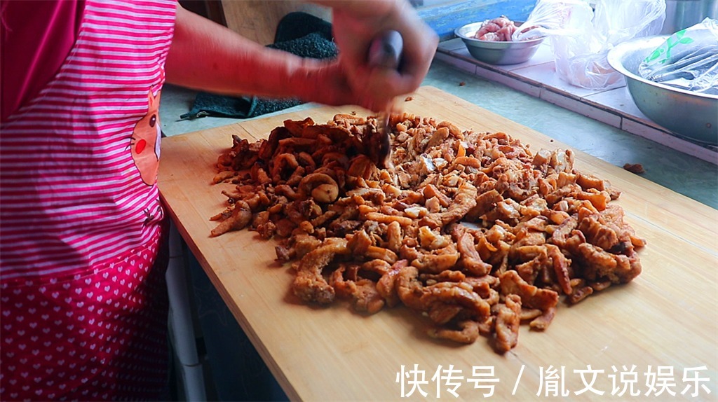 东北人最爱吃蒸野菜包子，放点猪油渣，出锅满院子飘香，吃的过瘾