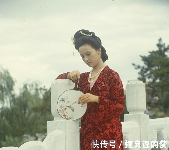 薛宝钗$30年前《红楼梦》剧照 让我们看看红楼梦才女, 最芳华的容颜!