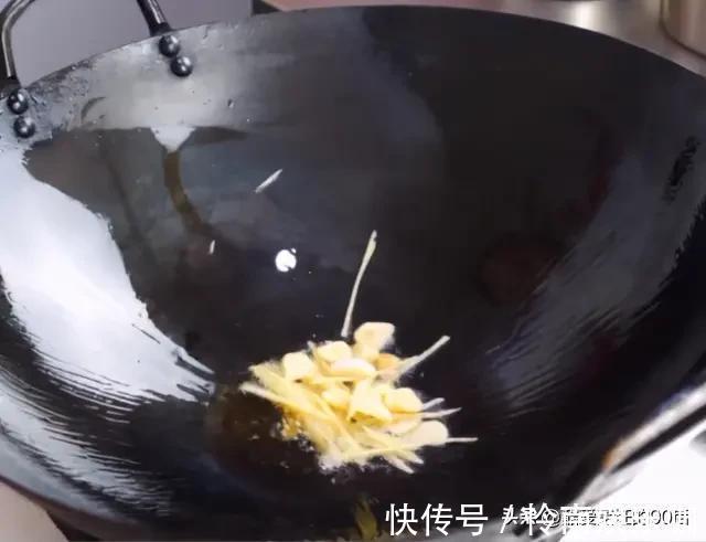 干辣椒|炒猪血，多放“2黄1红1绿”，炒出来的猪血鲜香嫩滑，关键无腥味