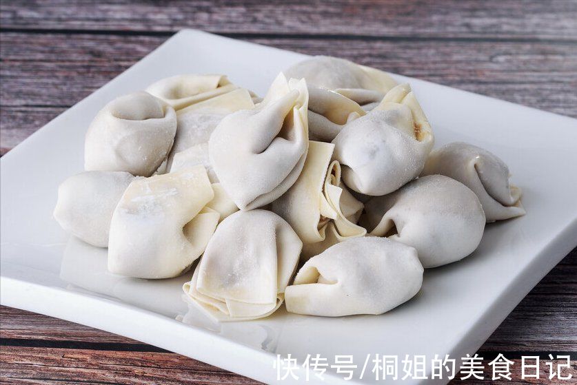 馄饨要想好吃,肉馅是关键,要想肉馅鲜嫩多汁,切记多放2味料