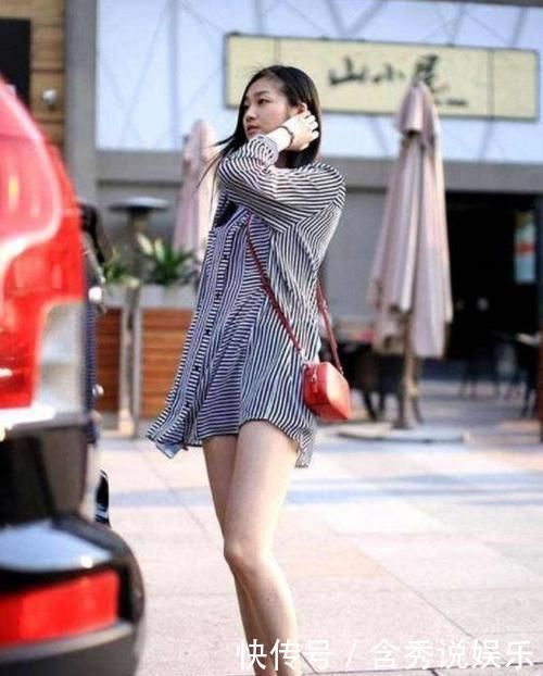 小姐姐穿运动范的紧身裤充满性感气息，十分的时尚优雅