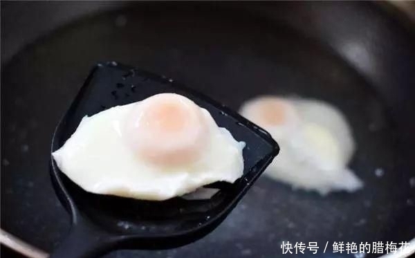 荷包蛋|煮荷包蛋时直接下锅煮就错了大厨教你1招,鸡蛋不生沫不散黄