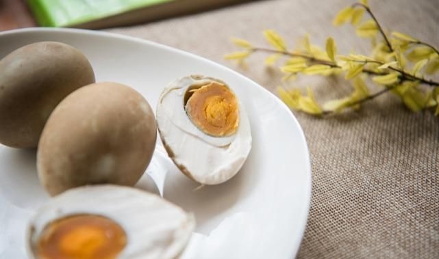 老王|高血脂的人最好不要碰3种食物，多吃一口都是在涨“血脂”，别不当一回事