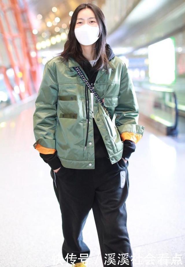 刘雯又把卫衣穿火了,这么搭配保暖舒适又时髦,特适合秋冬季