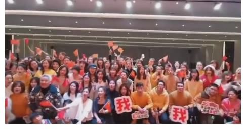 大場面|陶虹張庭林瑞陽年會變大型愛國現場，全員手舉國旗：我愛我的祖國！
