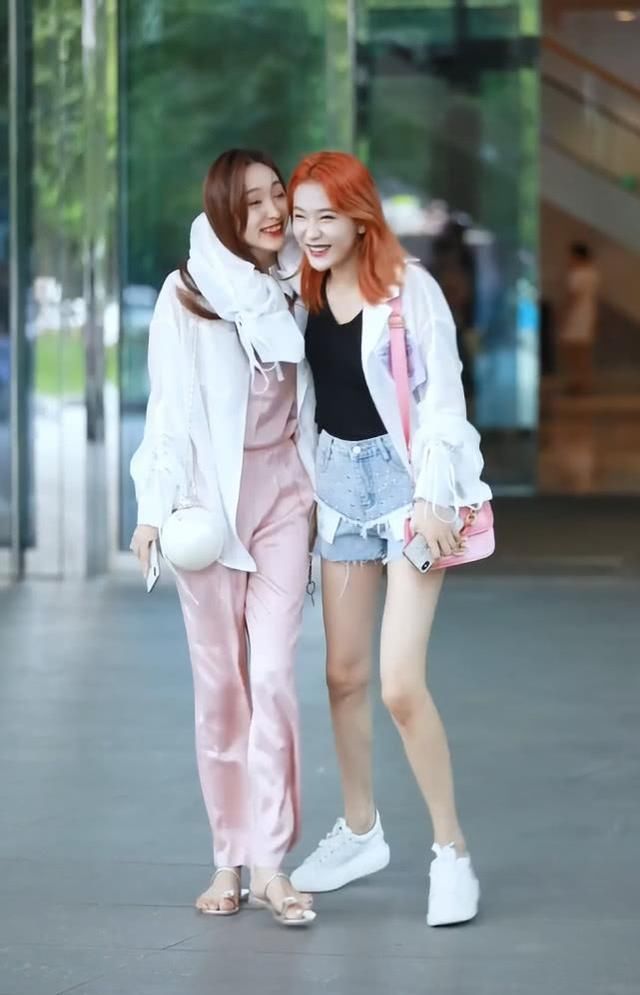 鞋底的厚度是闺蜜的8倍，想当“花”，不料裤子出毛病了，太矮了