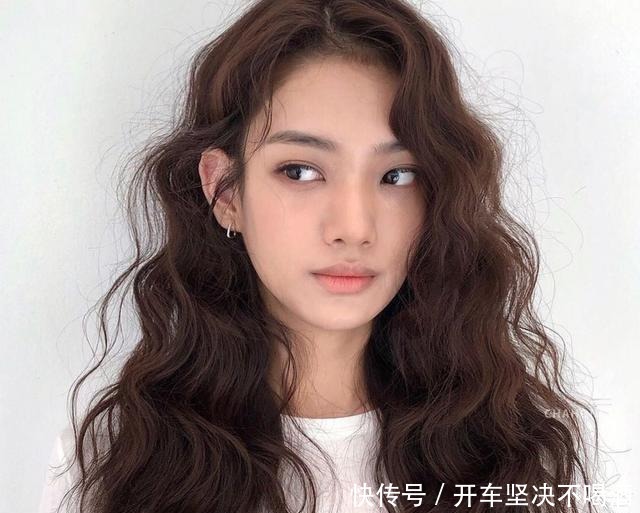 小熊|2021发型趋势慵懒羊毛卷、率性赫希发、甜酷翘短发……赶紧来看看
